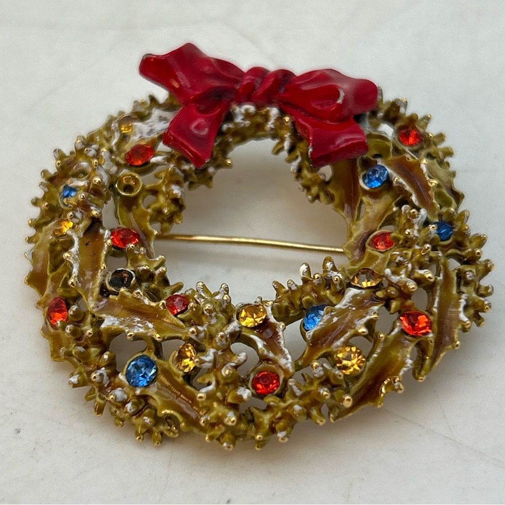 Vtg 2” Signed ART Christmas Snow Wreath Pin Brooch Light Enamel Rhinestones